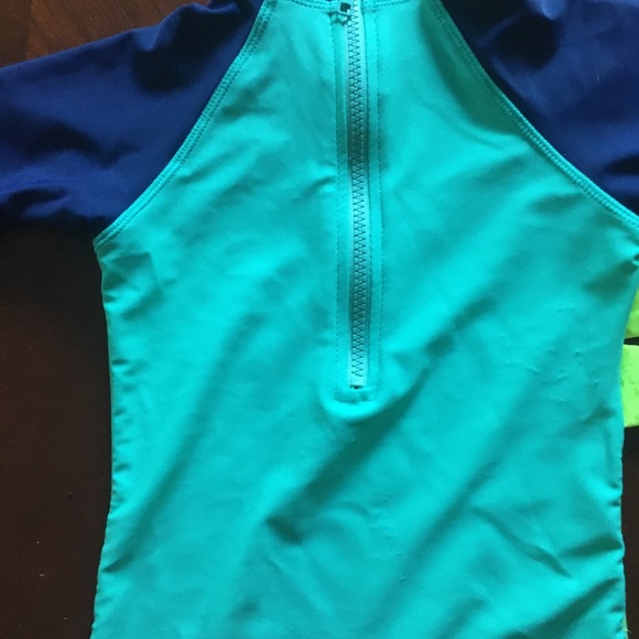 Boys size 4 t-Rex water suit with matching hat - Picture 3 of 5